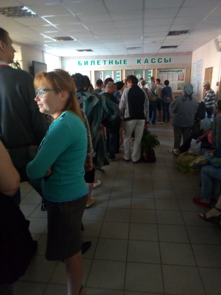 Шок: очереди за билетами на Рогачёвском автовокзале достигают двухсот человек 
