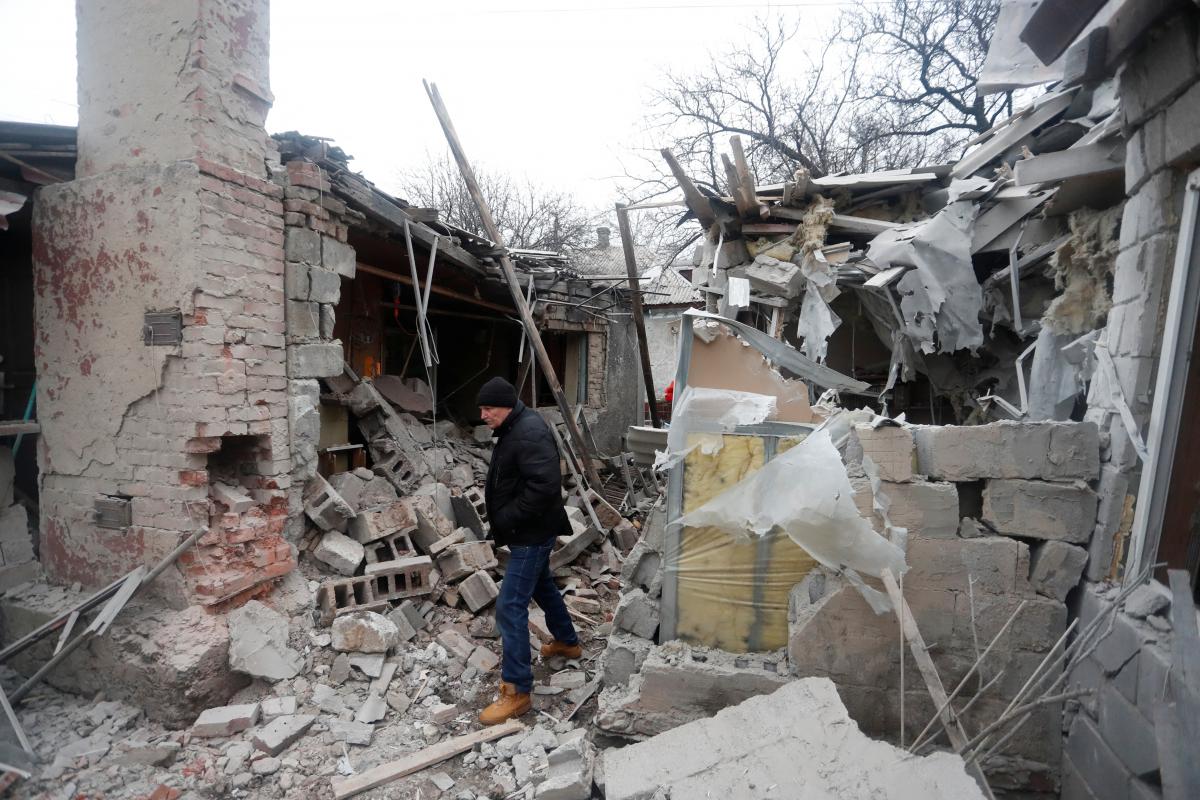 Потери мирных жителей. Разрушенный дом. Разрушенный Донбасс. Разрушение домов в Украине.